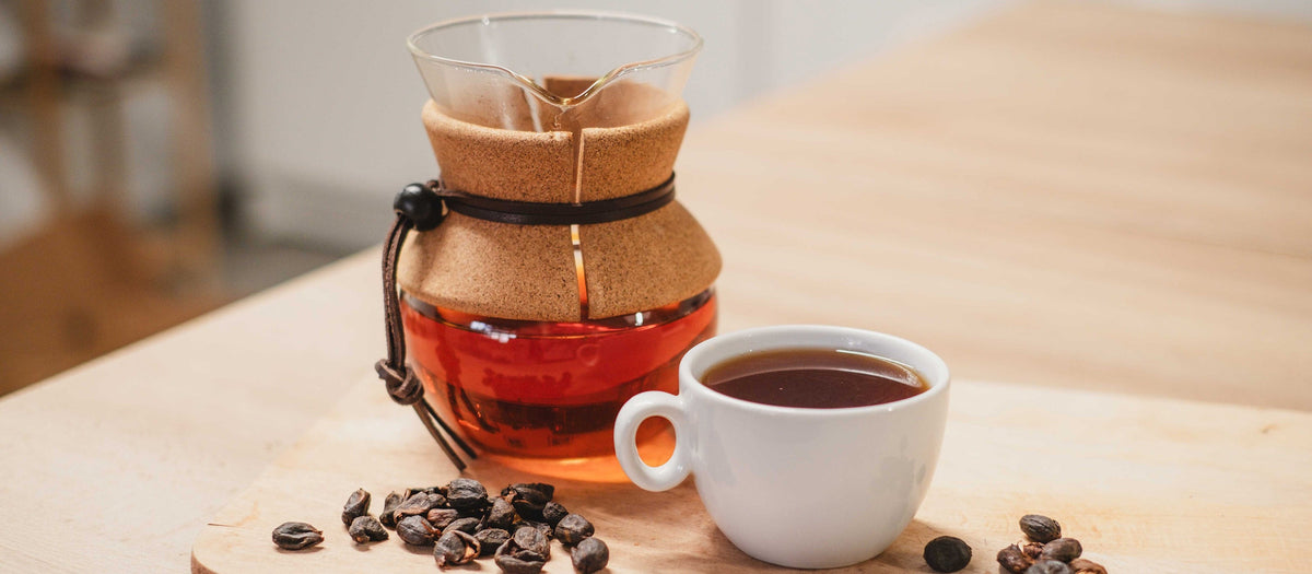 Carafe Chemex et tasse de café sur une planche en bois