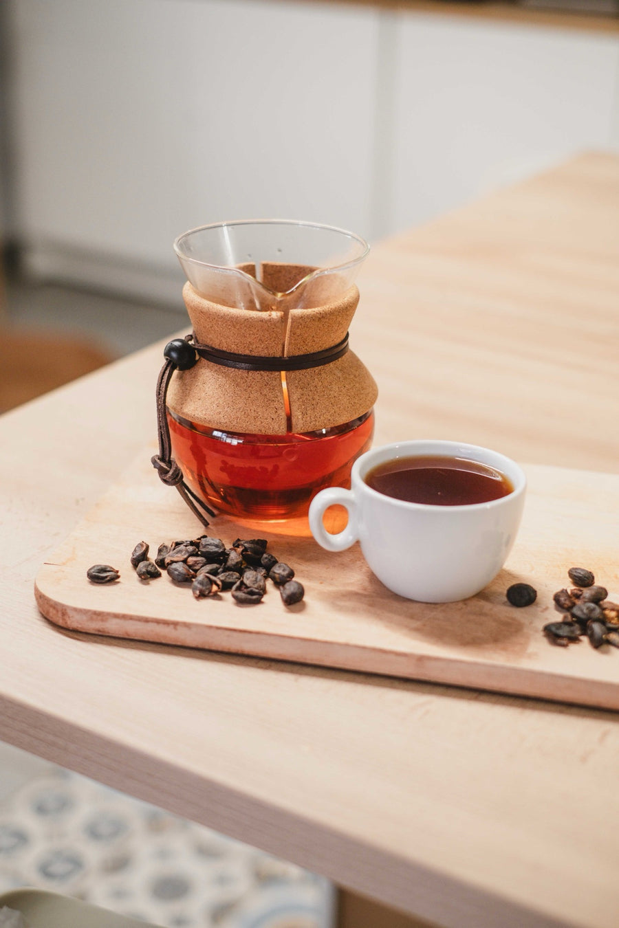 Chemex et tasse de café Nativos sur un plateau en bois